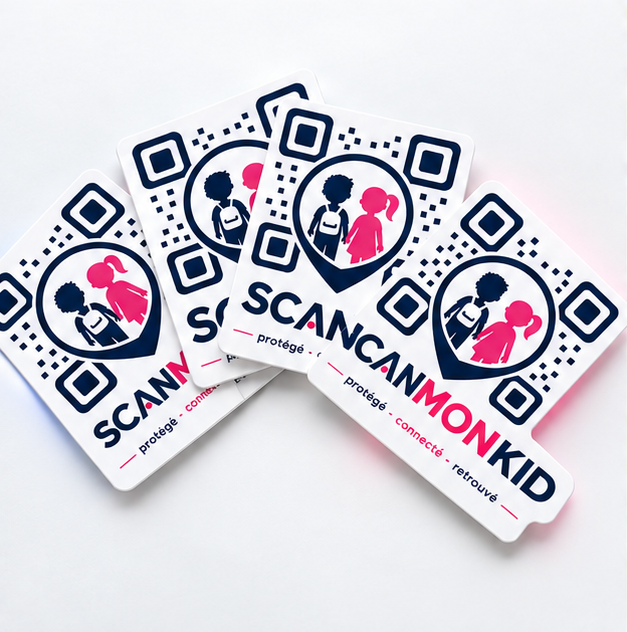 Trois cartes blanches SCANMYKID disposées en éventail, avec motifs QR illustratifs