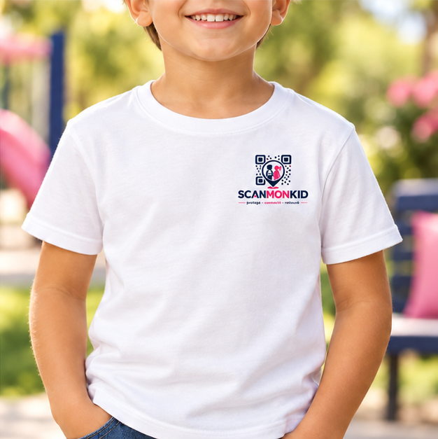 Chandail blanc avec petit logo SCANMYKID et motif d’identification illustratif sur la poitrine